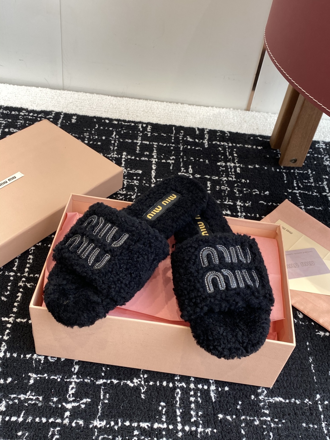 代购级
Miu Miu 25ss 秋冬新品毛拖～ 秋冬新宠 百搭时髦单品！

不管居家还是外穿都是品味的