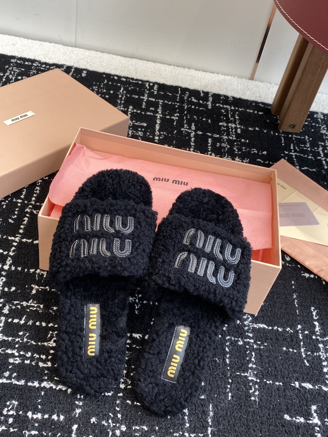 代购级
Miu Miu 25ss 秋冬新品毛拖～ 秋冬新宠 百搭时髦单品！

不管居家还是外穿都是品味的