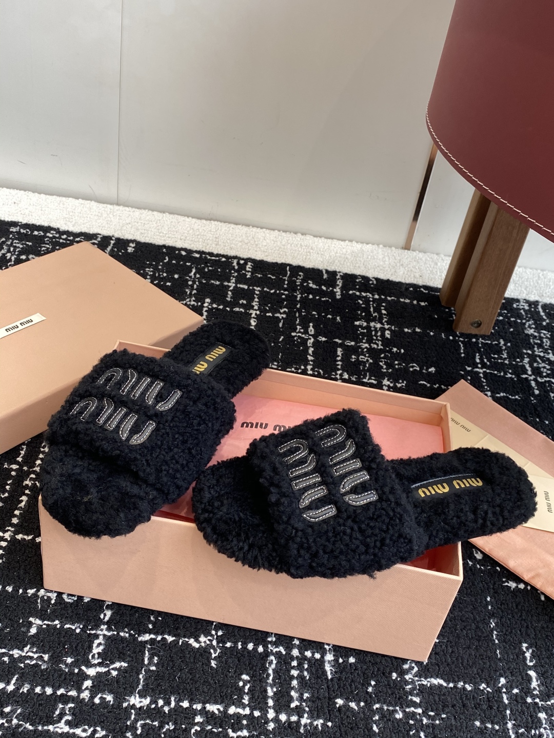 代购级
Miu Miu 25ss 秋冬新品毛拖～ 秋冬新宠 百搭时髦单品！

不管居家还是外穿都是品味的