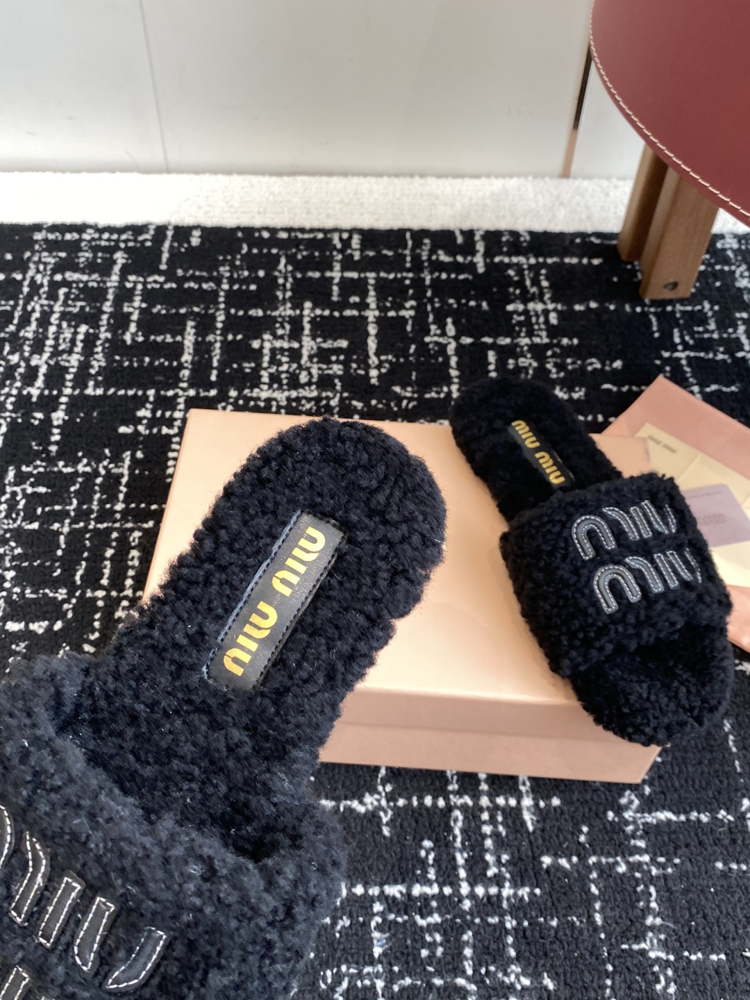 代购级
Miu Miu 25ss 秋冬新品毛拖～ 秋冬新宠 百搭时髦单品！

不管居家还是外穿都是品味的