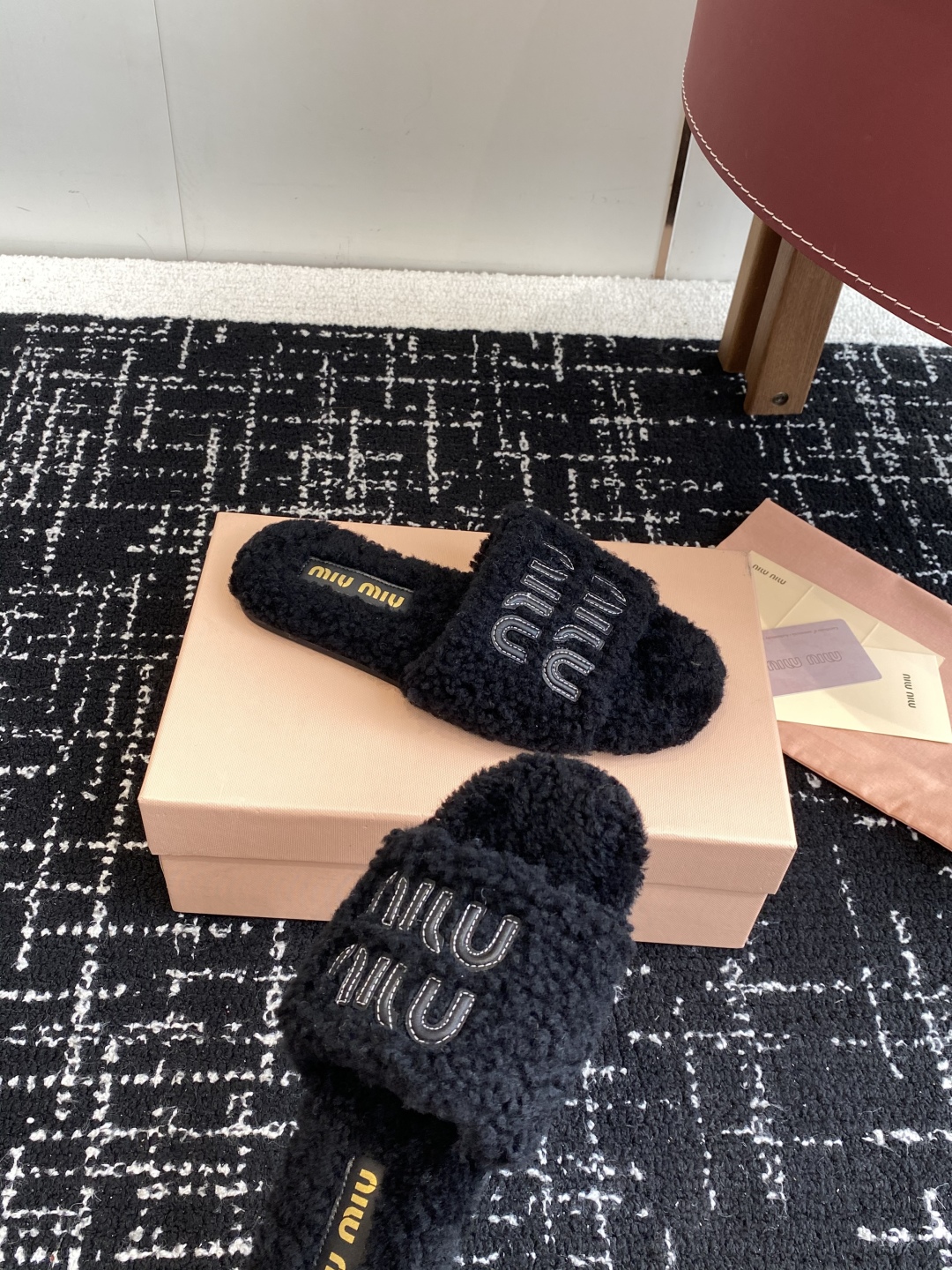 代购级
Miu Miu 25ss 秋冬新品毛拖～ 秋冬新宠 百搭时髦单品！

不管居家还是外穿都是品味的