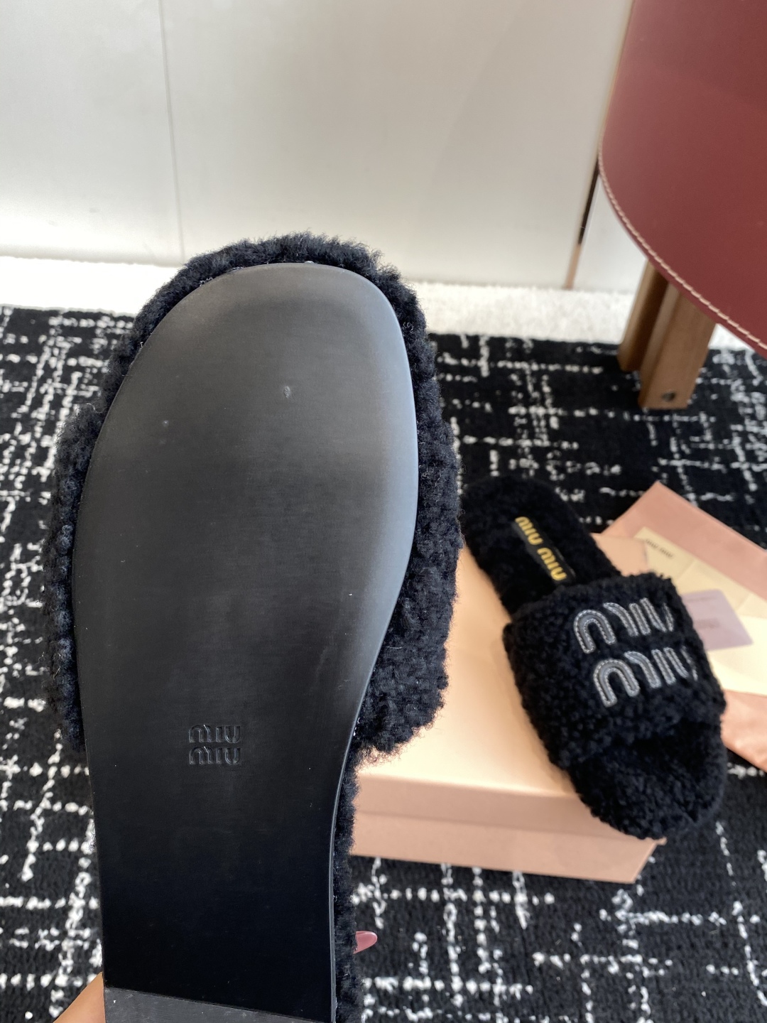 代购级
Miu Miu 25ss 秋冬新品毛拖～ 秋冬新宠 百搭时髦单品！

不管居家还是外穿都是品味的