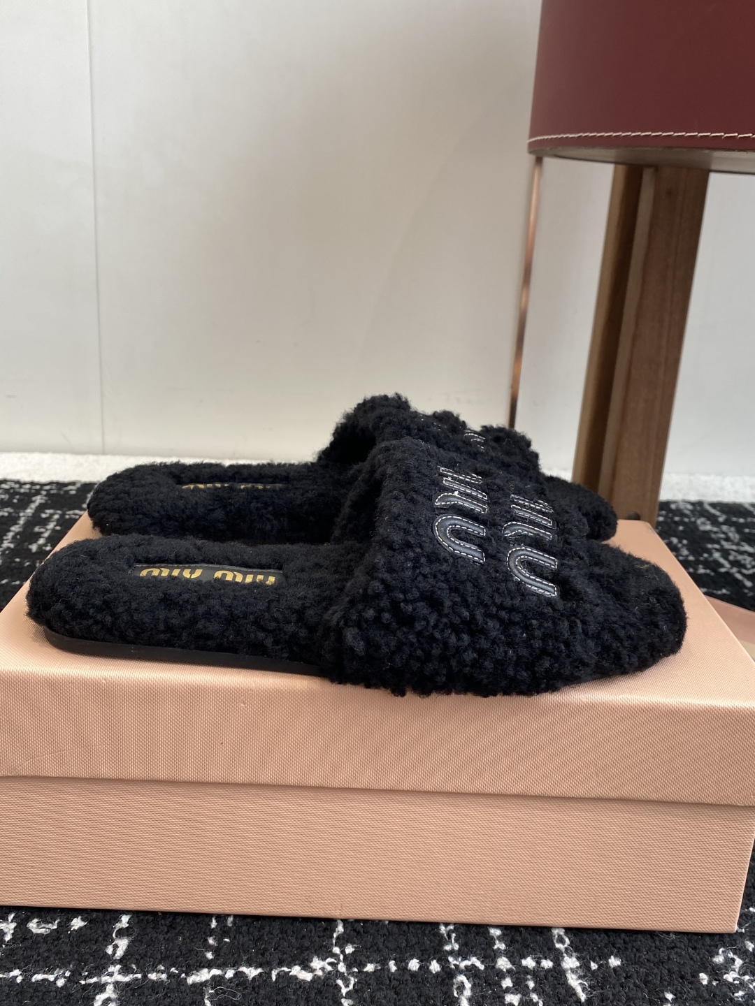代购级
Miu Miu 25ss 秋冬新品毛拖～ 秋冬新宠 百搭时髦单品！

不管居家还是外穿都是品味的