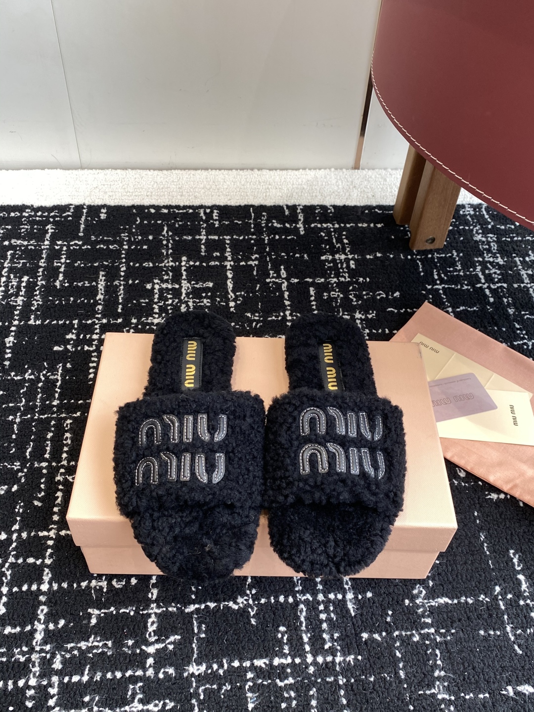 代购级
Miu Miu 25ss 秋冬新品毛拖～ 秋冬新宠 百搭时髦单品！

不管居家还是外穿都是品味的
