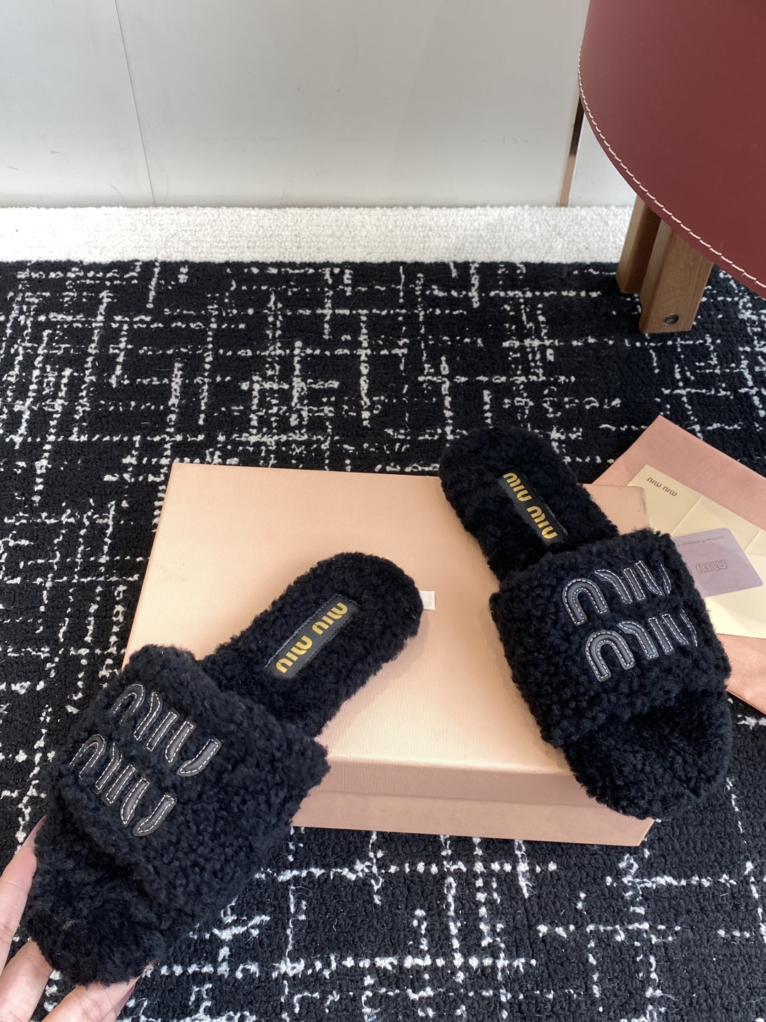 代购级
Miu Miu 25ss 秋冬新品毛拖～ 秋冬新宠 百搭时髦单品！

不管居家还是外穿都是品味的