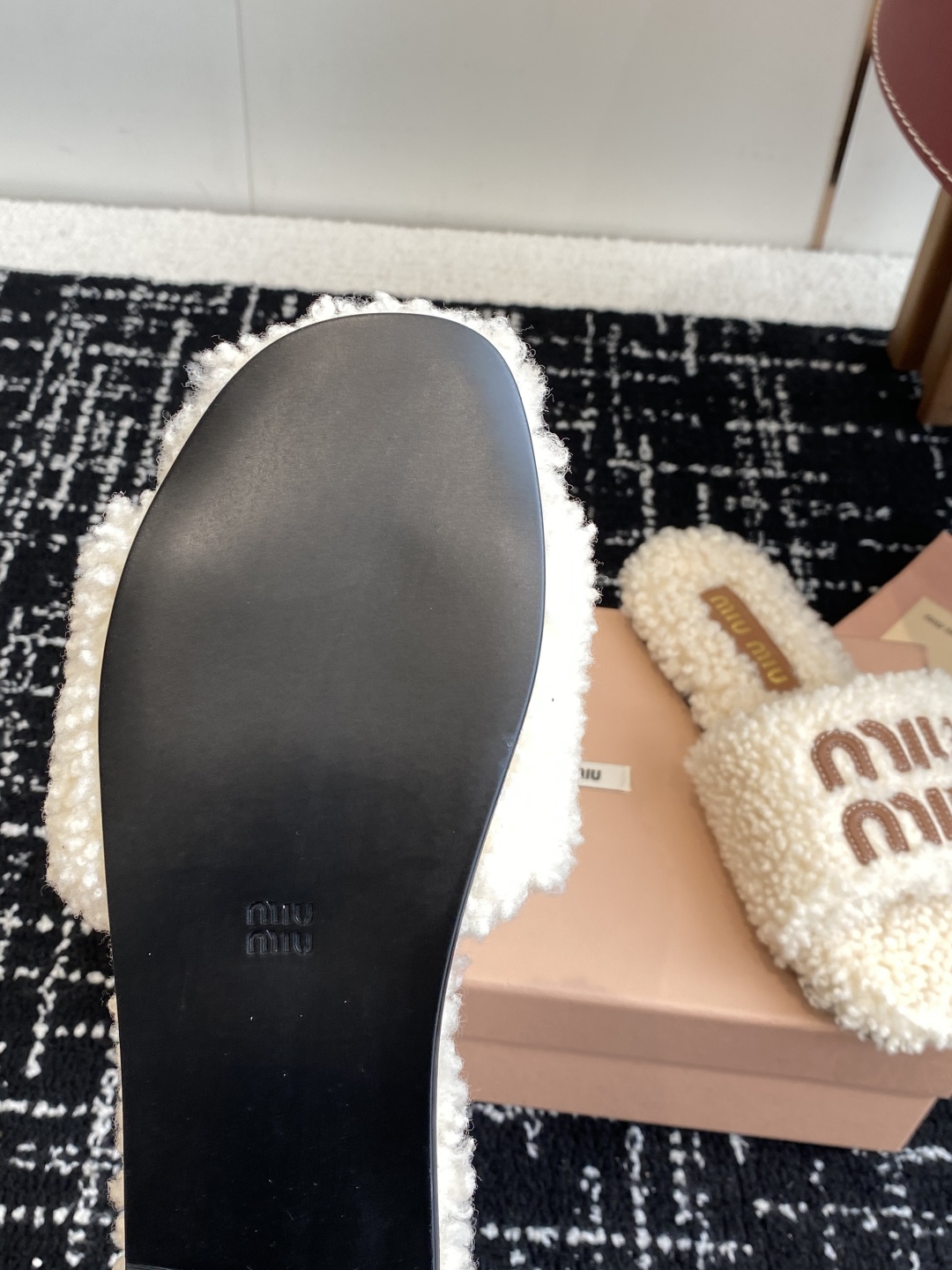 代购级
Miu Miu 25ss 秋冬新品毛拖～ 秋冬新宠 百搭时髦单品！

不管居家还是外穿都是品味的
