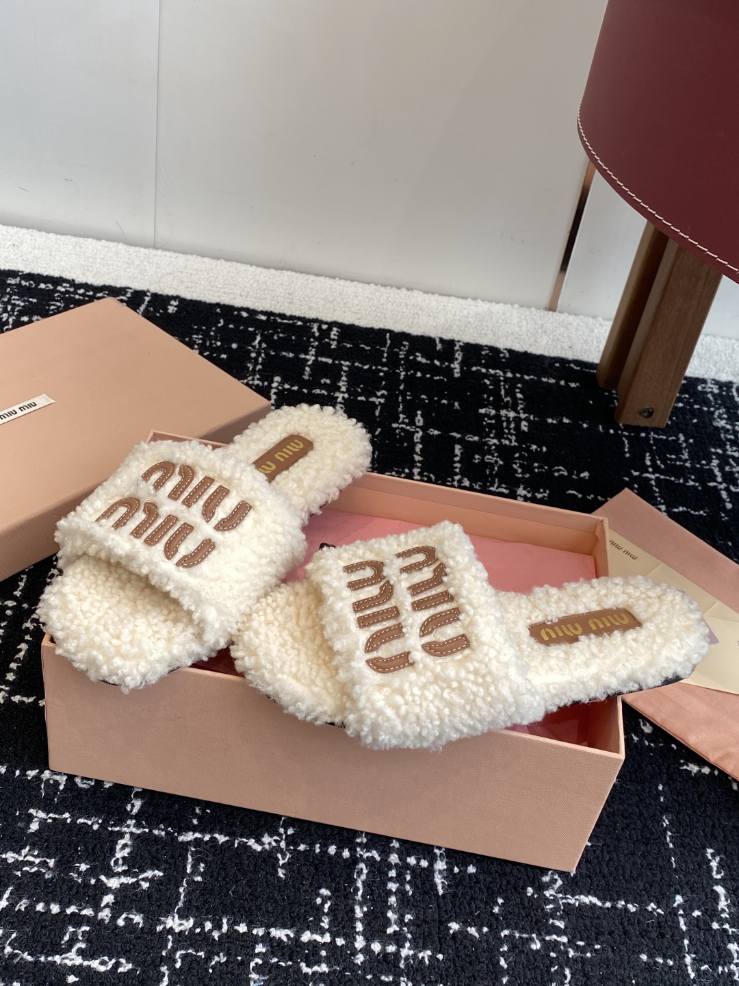 代购级
Miu Miu 25ss 秋冬新品毛拖～ 秋冬新宠 百搭时髦单品！

不管居家还是外穿都是品味的