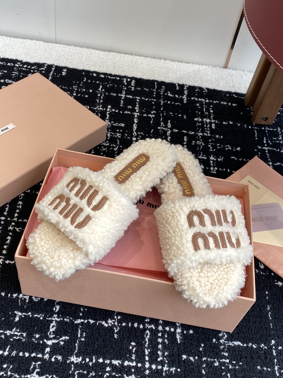 代购级
Miu Miu 25ss 秋冬新品毛拖～ 秋冬新宠 百搭时髦单品！

不管居家还是外穿都是品味的