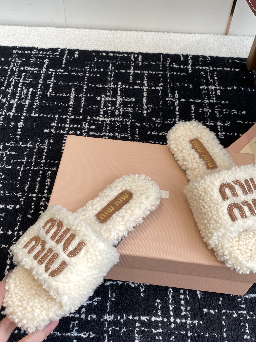 代购级
Miu Miu 25ss 秋冬新品毛拖～ 秋冬新宠 百搭时髦单品！

不管居家还是外穿都是品味的