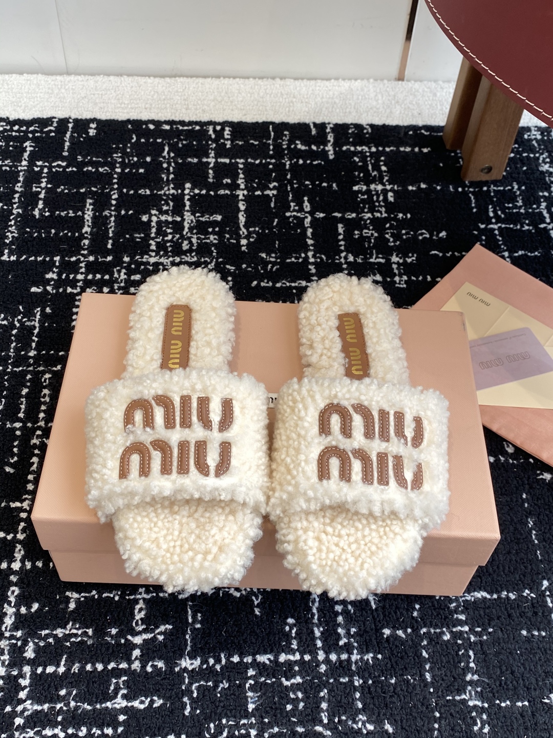 代购级
Miu Miu 25ss 秋冬新品毛拖～ 秋冬新宠 百搭时髦单品！

不管居家还是外穿都是品味的