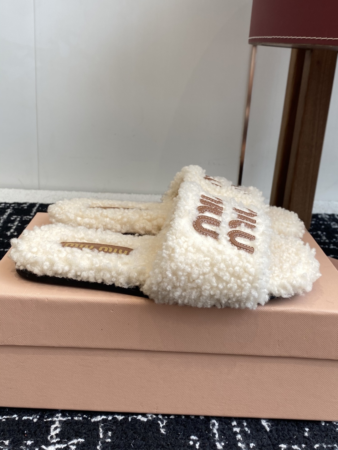 代购级
Miu Miu 25ss 秋冬新品毛拖～ 秋冬新宠 百搭时髦单品！

不管居家还是外穿都是品味的