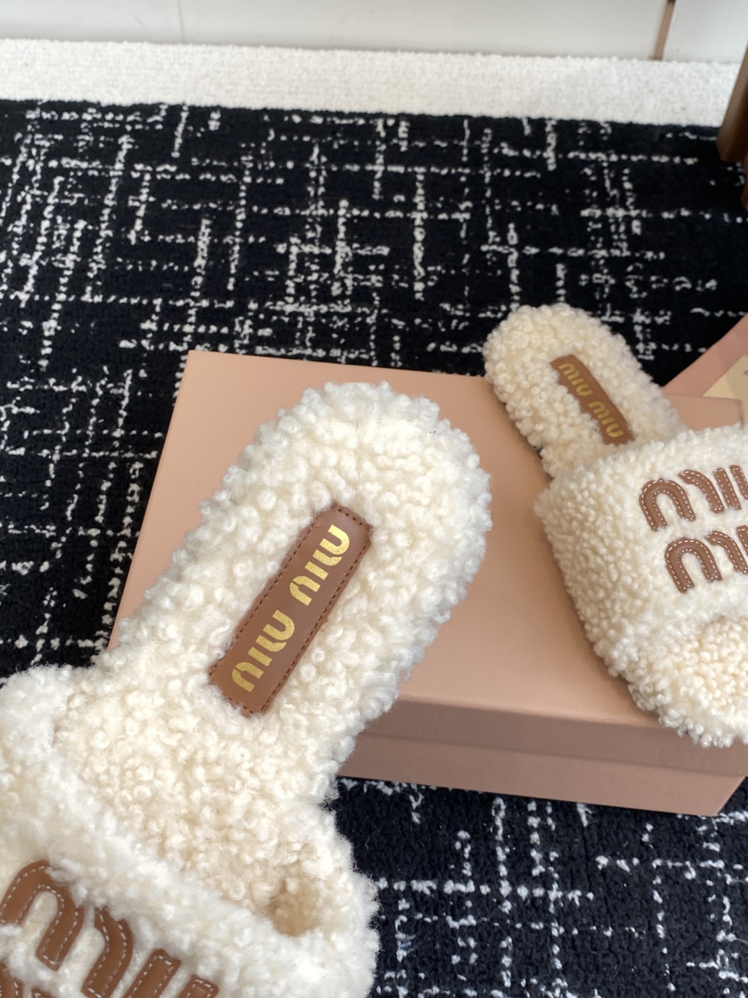 代购级
Miu Miu 25ss 秋冬新品毛拖～ 秋冬新宠 百搭时髦单品！

不管居家还是外穿都是品味的
