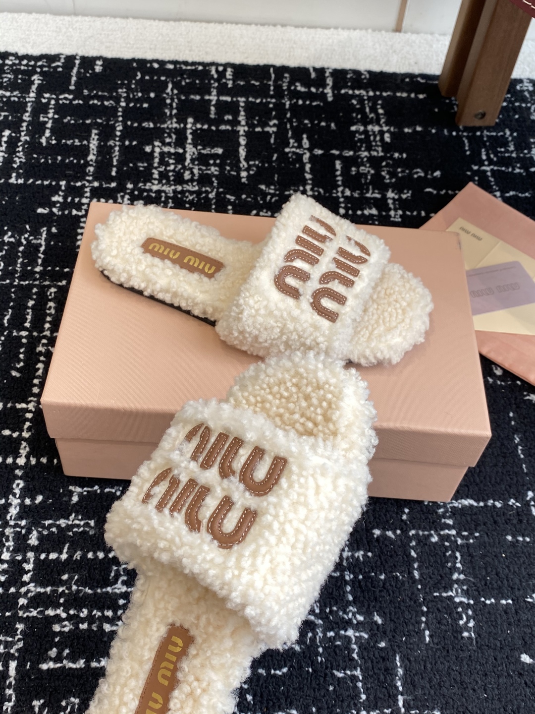 代购级
Miu Miu 25ss 秋冬新品毛拖～ 秋冬新宠 百搭时髦单品！

不管居家还是外穿都是品味的