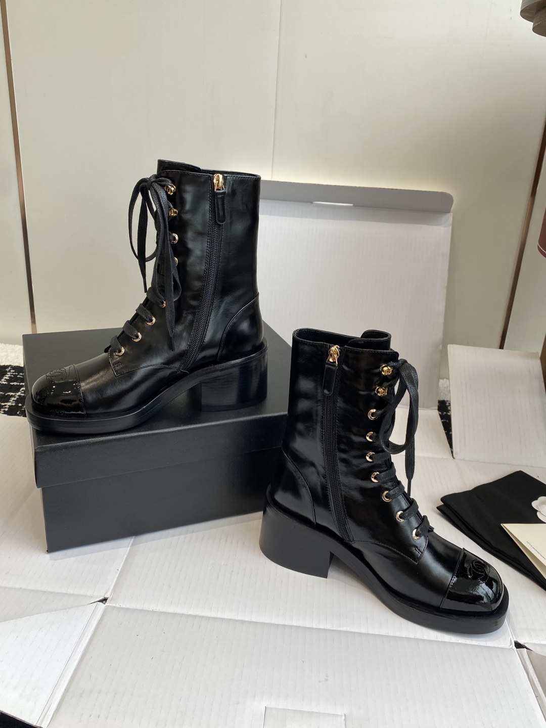 代购级（官网同步✈️盒包装）
CHANEL 小香25ss 年秋冬新品， 圆头厚底增马丁靴

超级好穿又百