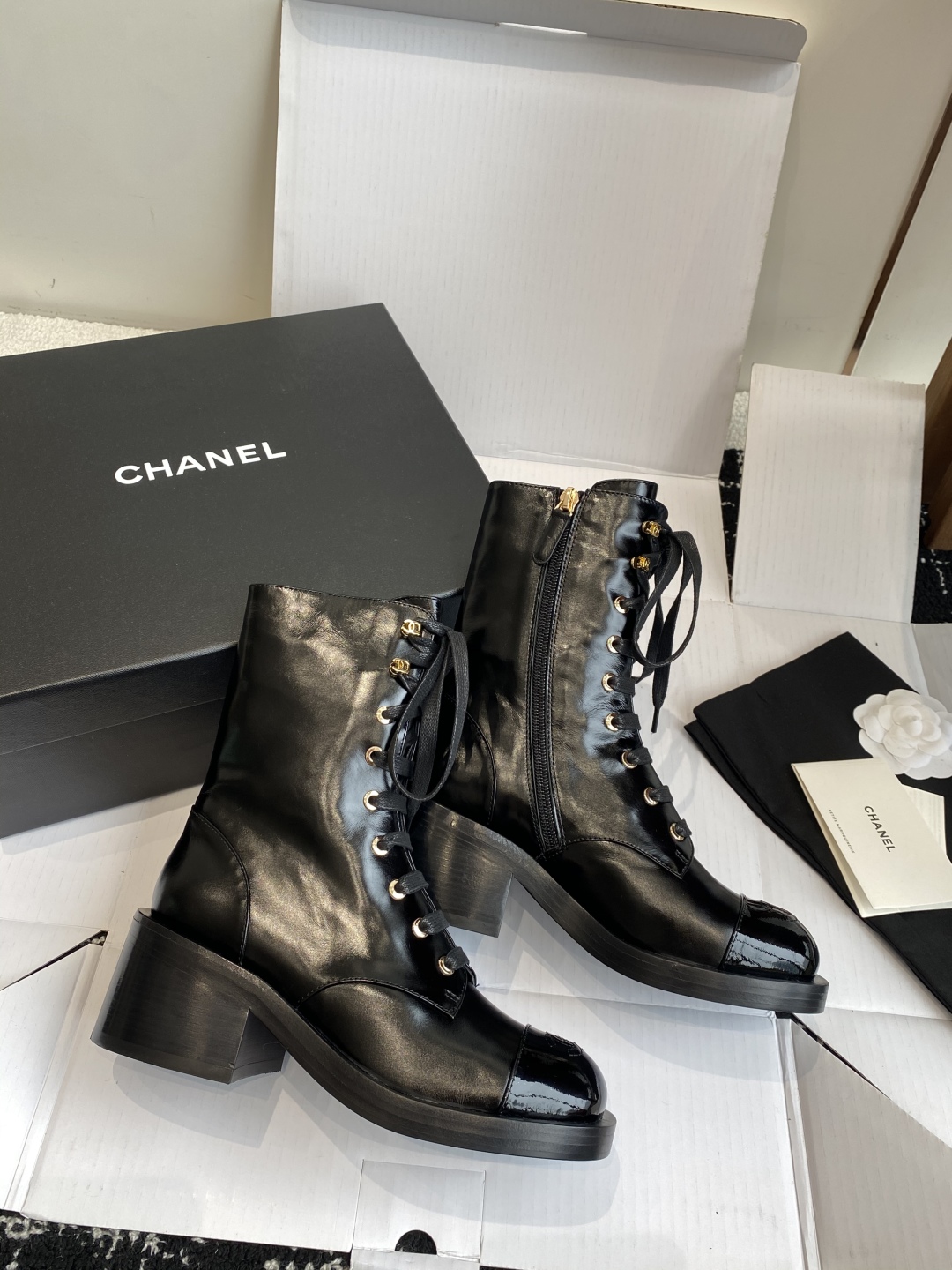 代购级（官网同步✈️盒包装）
CHANEL 小香25ss 年秋冬新品， 圆头厚底增马丁靴

超级好穿又百
