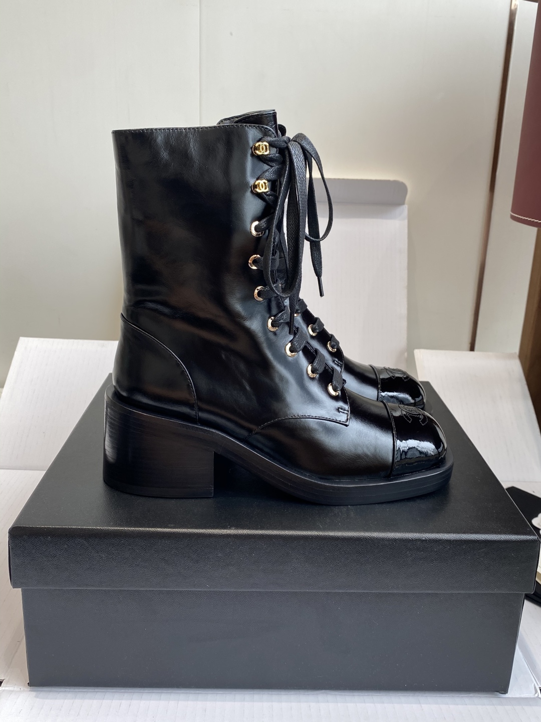 代购级（官网同步✈️盒包装）
CHANEL 小香25ss 年秋冬新品， 圆头厚底增马丁靴

超级好穿又百