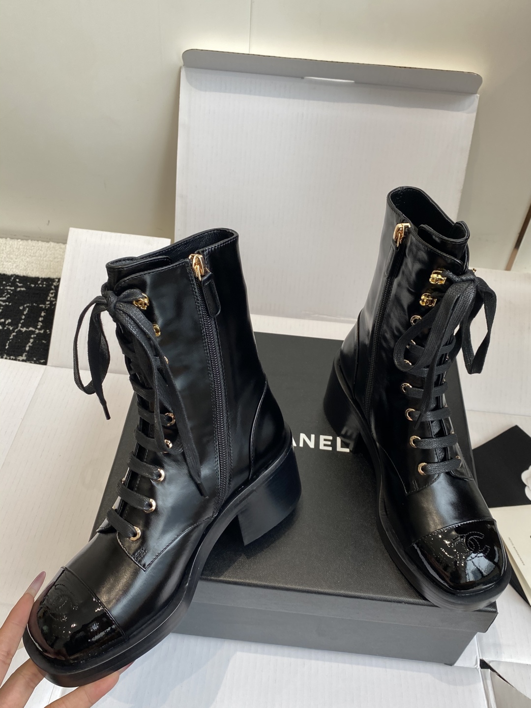 代购级（官网同步✈️盒包装）
CHANEL 小香25ss 年秋冬新品， 圆头厚底增马丁靴

超级好穿又百