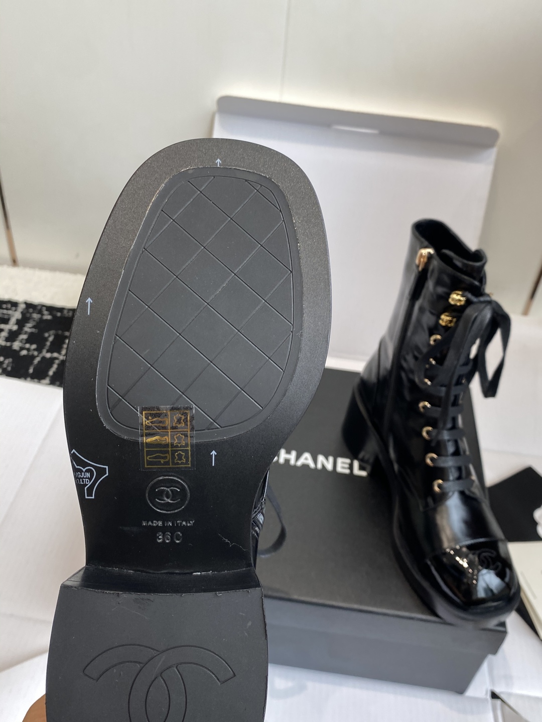 代购级（官网同步✈️盒包装）
CHANEL 小香25ss 年秋冬新品， 圆头厚底增马丁靴

超级好穿又百