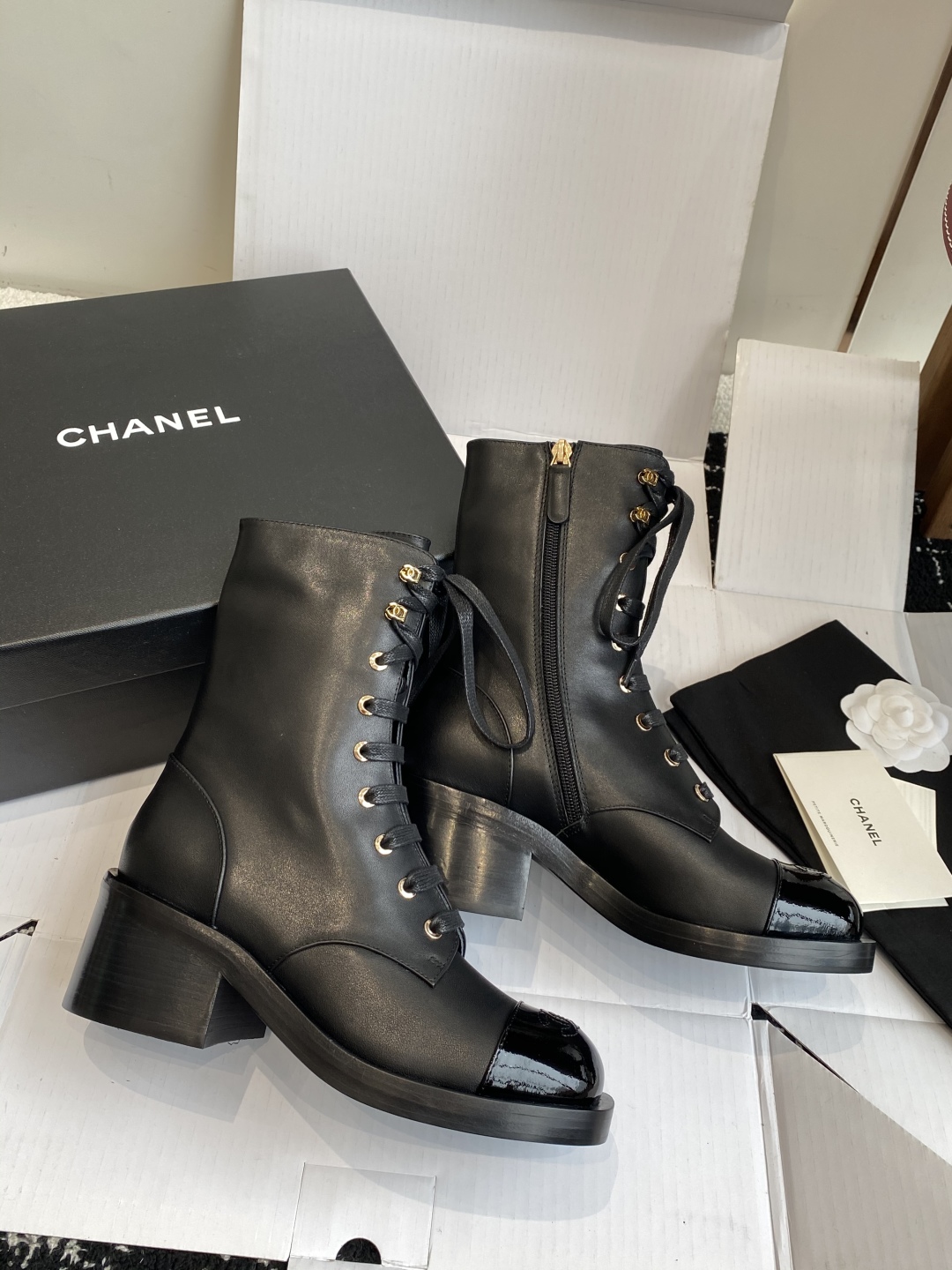 代购级（官网同步✈️盒包装）
CHANEL 小香25ss 年秋冬新品， 圆头厚底增马丁靴

超级好穿又百