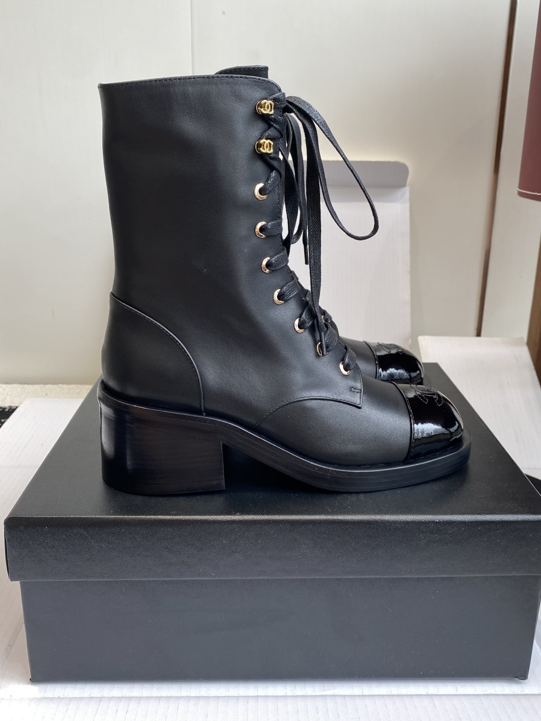 代购级（官网同步✈️盒包装）
CHANEL 小香25ss 年秋冬新品， 圆头厚底增马丁靴

超级好穿又百
