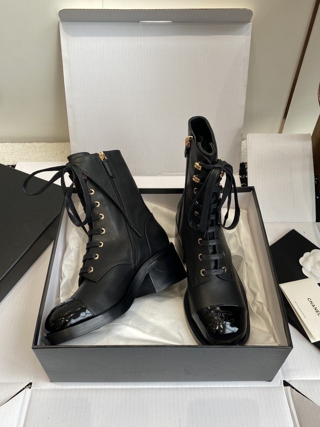 代购级（官网同步✈️盒包装）
CHANEL 小香25ss 年秋冬新品， 圆头厚底增马丁靴

超级好穿又百
