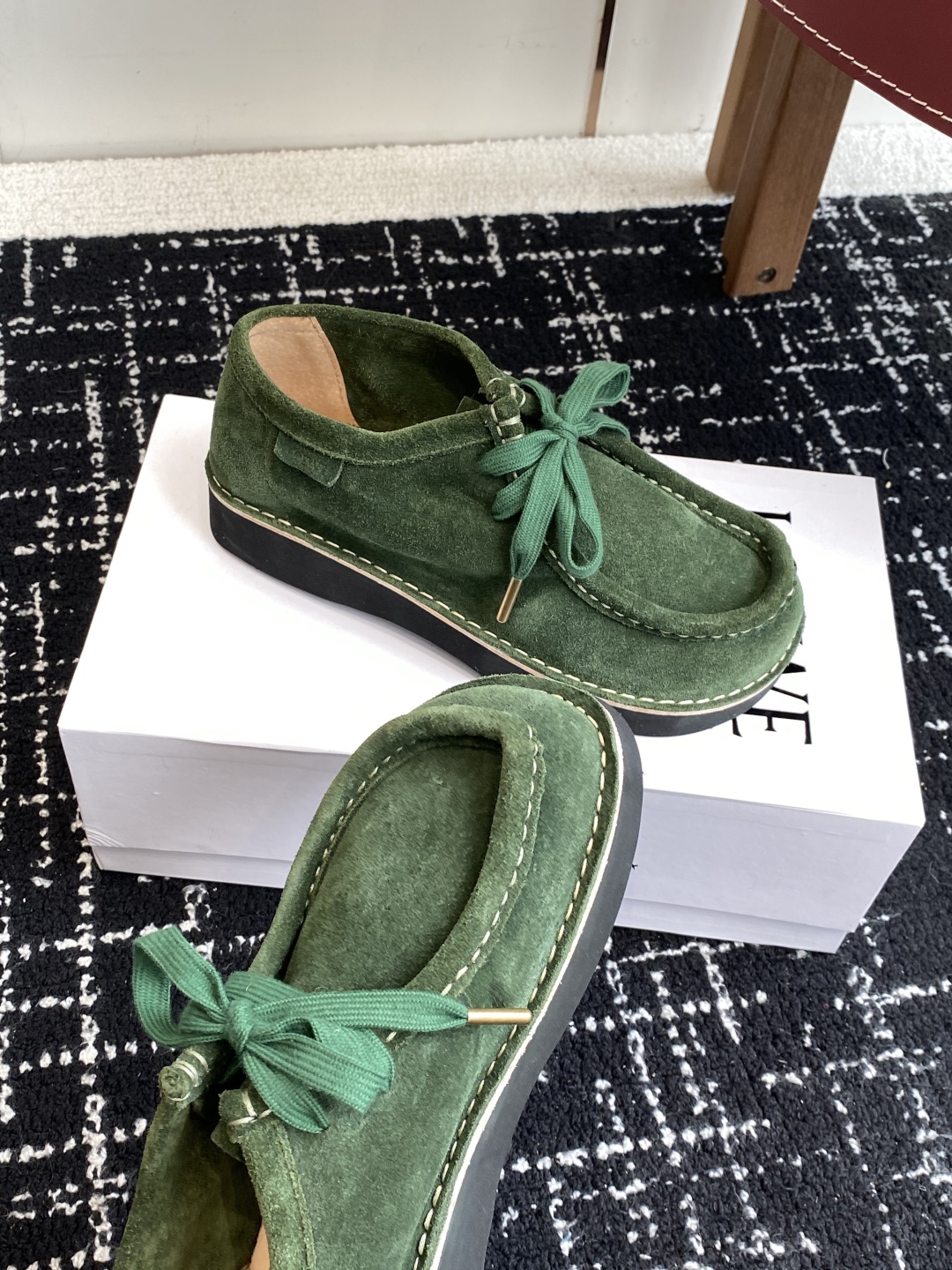 LOEWE 罗意威 25秋冬新款乐福鞋 短靴 新品 实力来袭 
圆头圆脑的鞋头可可爱爱 一鞋两穿 后跟可