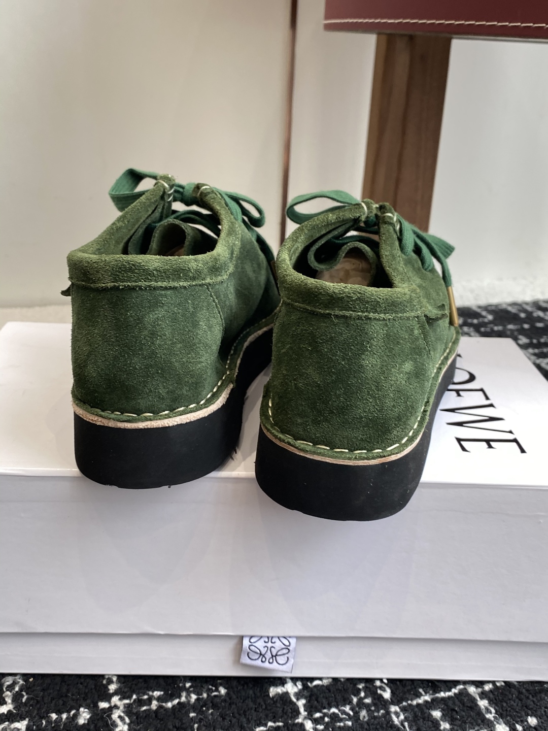 LOEWE 罗意威 25秋冬新款乐福鞋 短靴 新品 实力来袭 
圆头圆脑的鞋头可可爱爱 一鞋两穿 后跟可