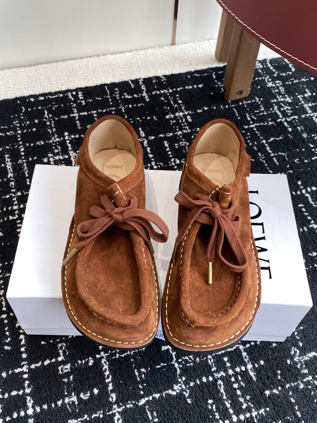 LOEWE 罗意威 25秋冬新款乐福鞋 短靴 新品 实力来袭 
圆头圆脑的鞋头可可爱爱 一鞋两穿 后跟可