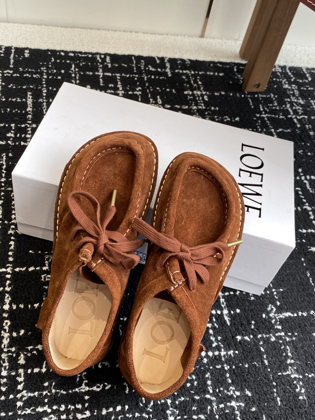 LOEWE 罗意威 25秋冬新款乐福鞋 短靴 新品 实力来袭 
圆头圆脑的鞋头可可爱爱 一鞋两穿 后跟可