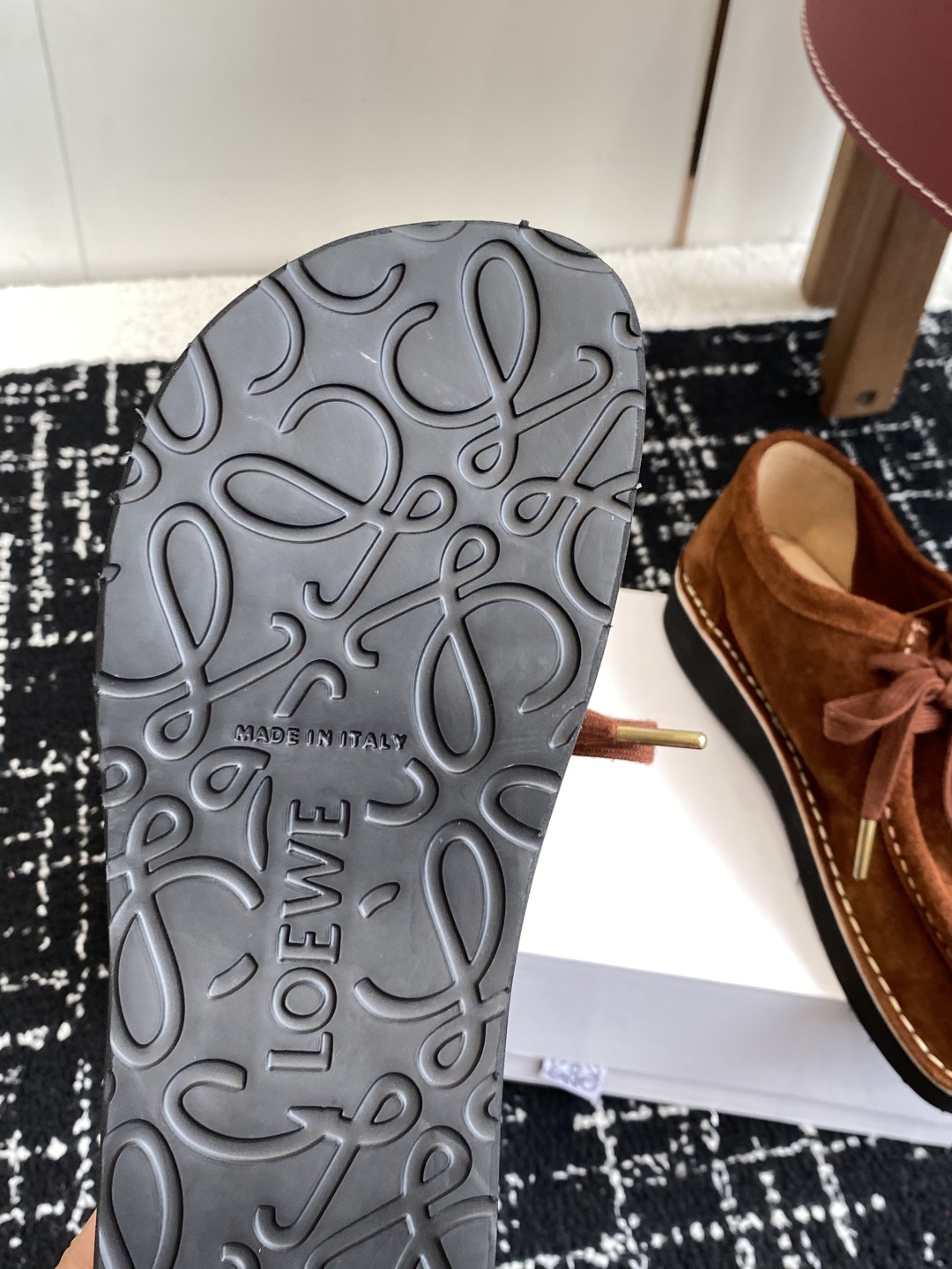 LOEWE 罗意威 25秋冬新款乐福鞋 短靴 新品 实力来袭 
圆头圆脑的鞋头可可爱爱 一鞋两穿 后跟可