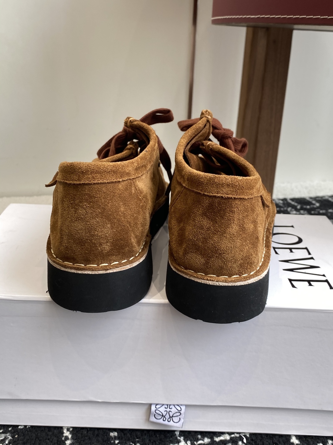 LOEWE 罗意威 25秋冬新款乐福鞋 短靴 新品 实力来袭 
圆头圆脑的鞋头可可爱爱 一鞋两穿 后跟可