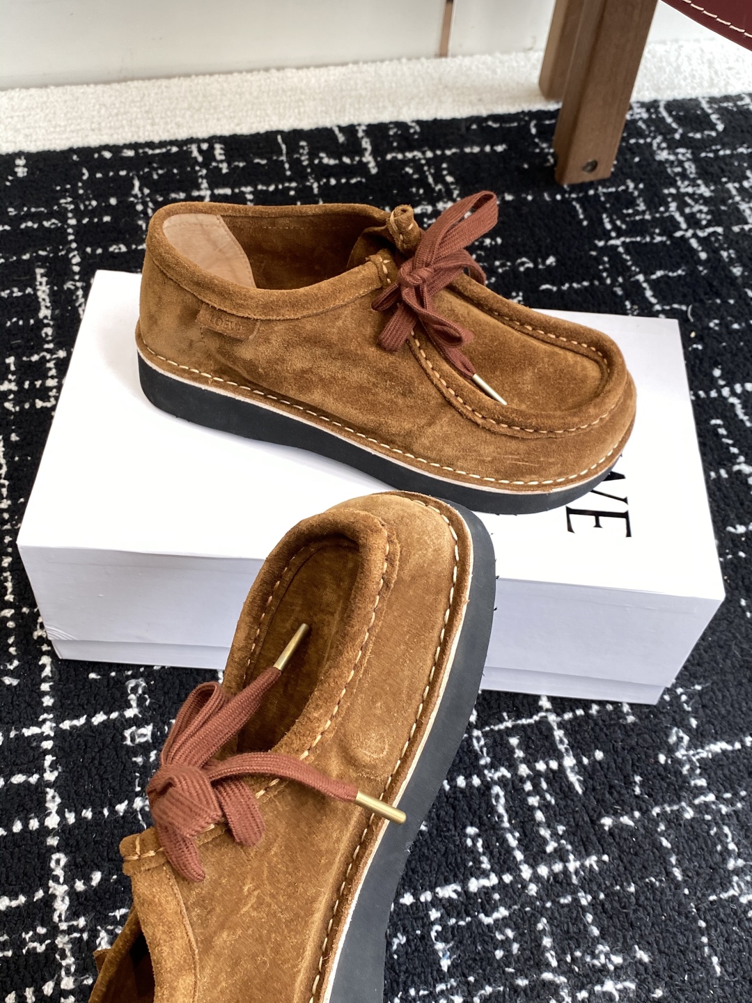 LOEWE 罗意威 25秋冬新款乐福鞋 短靴 新品 实力来袭 
圆头圆脑的鞋头可可爱爱 一鞋两穿 后跟可
