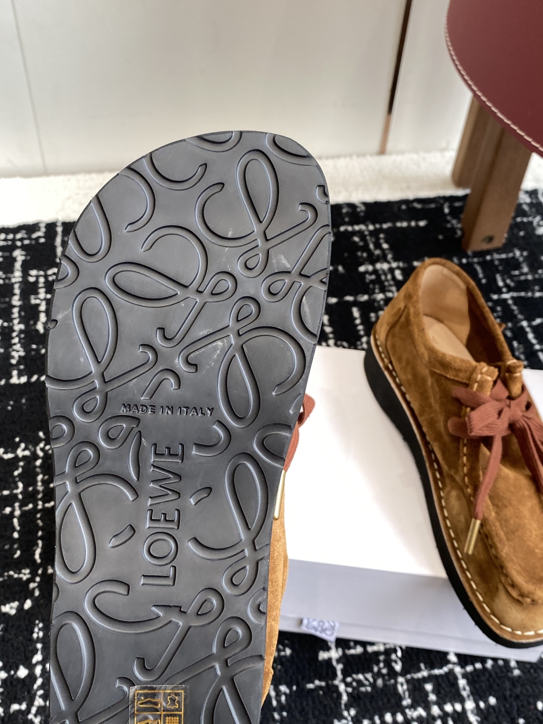 LOEWE 罗意威 25秋冬新款乐福鞋 短靴 新品 实力来袭 
圆头圆脑的鞋头可可爱爱 一鞋两穿 后跟可