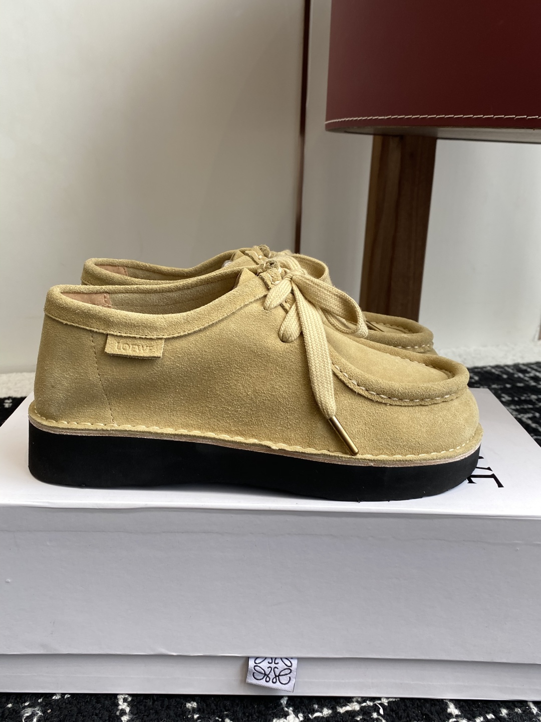 LOEWE 罗意威 25秋冬新款乐福鞋 短靴 新品 实力来袭 
圆头圆脑的鞋头可可爱爱 一鞋两穿 后跟可