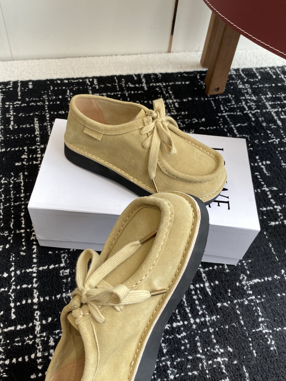 LOEWE 罗意威 25秋冬新款乐福鞋 短靴 新品 实力来袭 
圆头圆脑的鞋头可可爱爱 一鞋两穿 后跟可