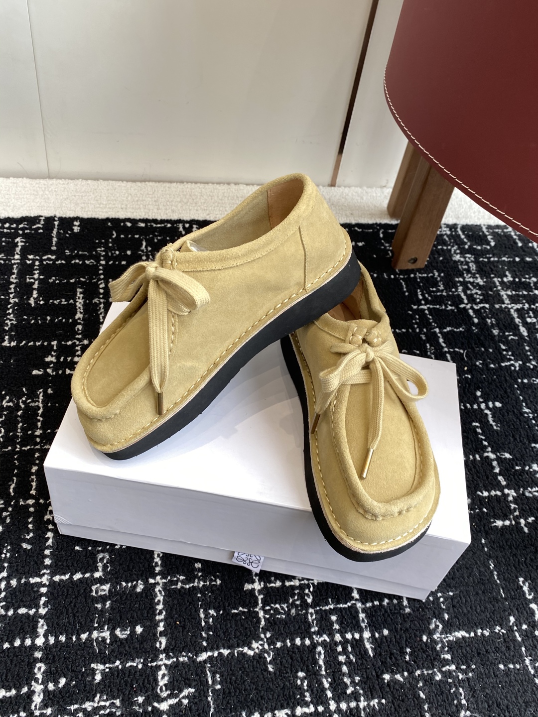 LOEWE 罗意威 25秋冬新款乐福鞋 短靴 新品 实力来袭 
圆头圆脑的鞋头可可爱爱 一鞋两穿 后跟可