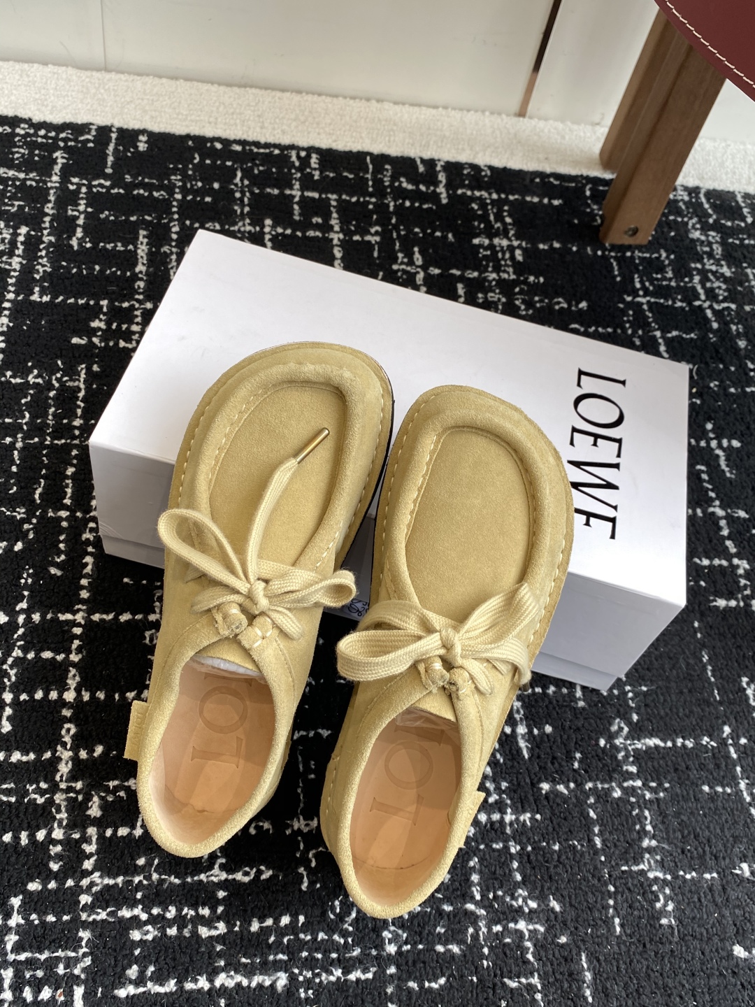 LOEWE 罗意威 25秋冬新款乐福鞋 短靴 新品 实力来袭 
圆头圆脑的鞋头可可爱爱 一鞋两穿 后跟可