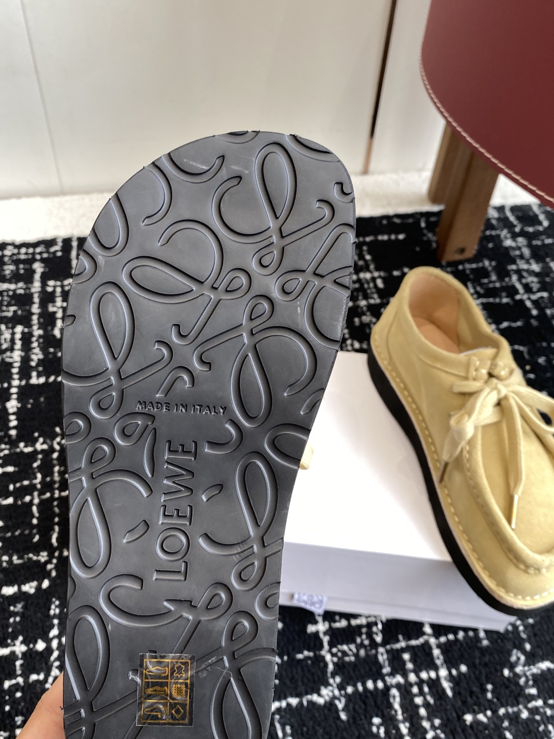 LOEWE 罗意威 25秋冬新款乐福鞋 短靴 新品 实力来袭 
圆头圆脑的鞋头可可爱爱 一鞋两穿 后跟可