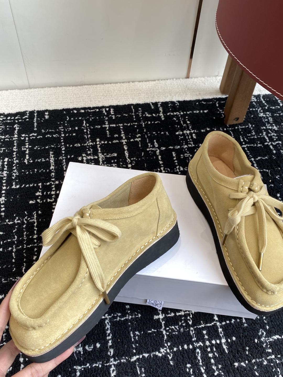 LOEWE 罗意威 25秋冬新款乐福鞋 短靴 新品 实力来袭 
圆头圆脑的鞋头可可爱爱 一鞋两穿 后跟可