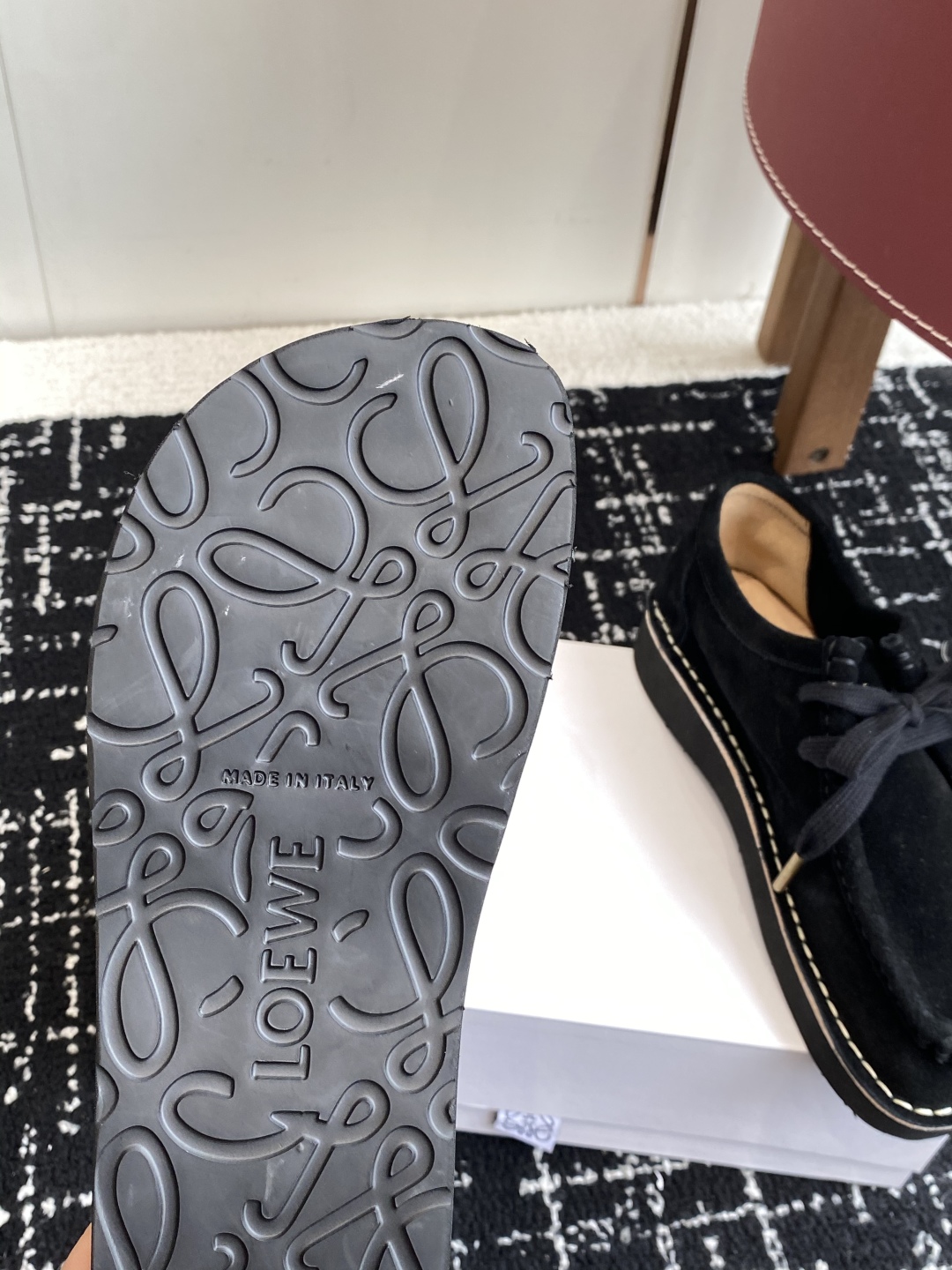 LOEWE 罗意威 25秋冬新款乐福鞋 短靴 新品 实力来袭 
圆头圆脑的鞋头可可爱爱 一鞋两穿 后跟可