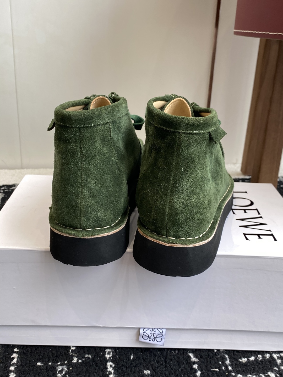 LOEWE 罗意威 25秋冬新款乐福鞋 短靴 新品 实力来袭 
圆头圆脑的鞋头可可爱爱 一鞋两穿 后跟可