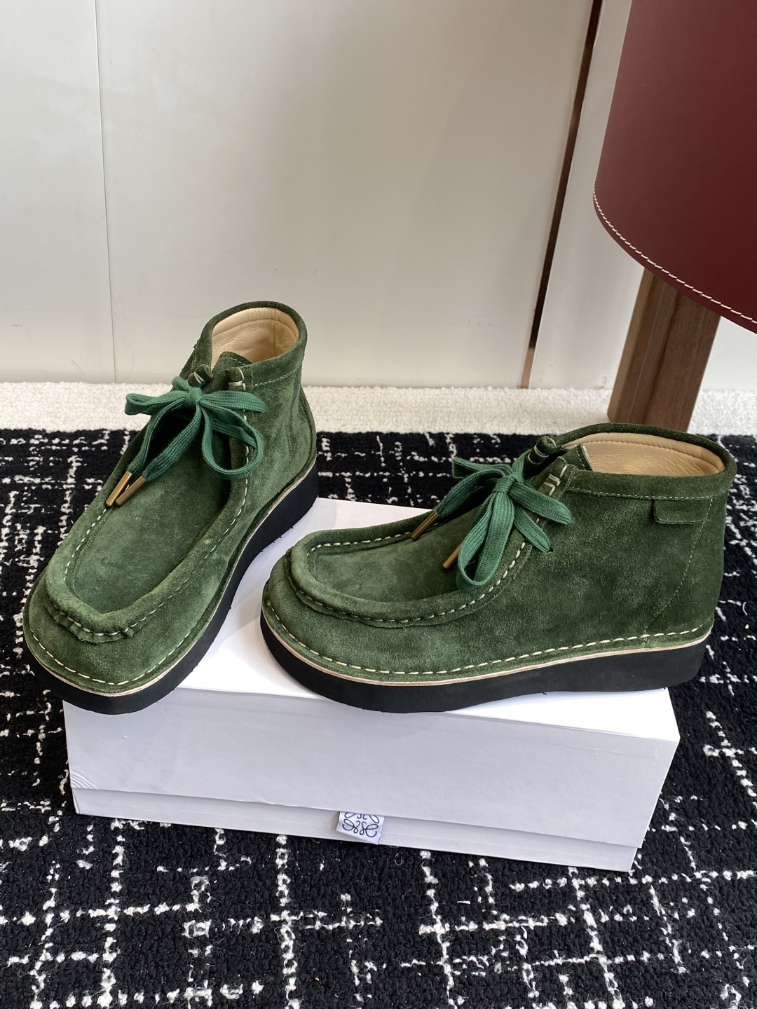 LOEWE 罗意威 25秋冬新款乐福鞋 短靴 新品 实力来袭 
圆头圆脑的鞋头可可爱爱 一鞋两穿 后跟可