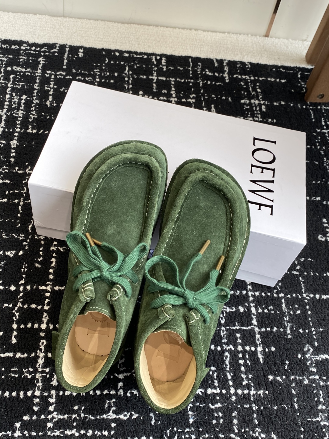 LOEWE 罗意威 25秋冬新款乐福鞋 短靴 新品 实力来袭 
圆头圆脑的鞋头可可爱爱 一鞋两穿 后跟可