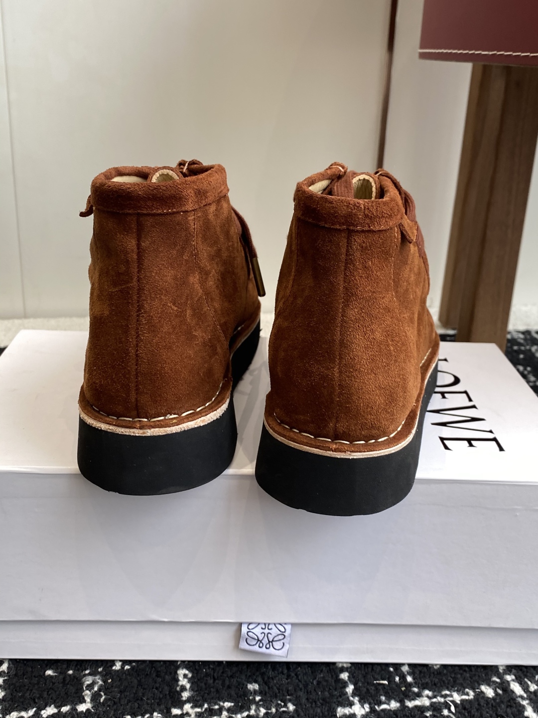 LOEWE 罗意威 25秋冬新款乐福鞋 短靴 新品 实力来袭 
圆头圆脑的鞋头可可爱爱 一鞋两穿 后跟可