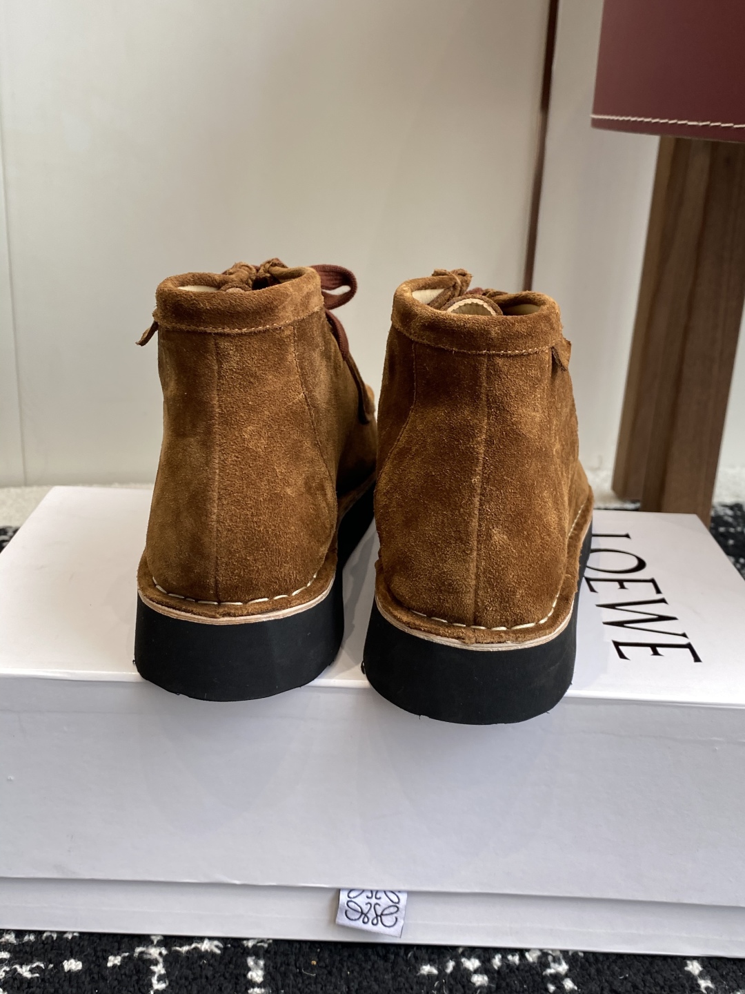 LOEWE 罗意威 25秋冬新款乐福鞋 短靴 新品 实力来袭 
圆头圆脑的鞋头可可爱爱 一鞋两穿 后跟可