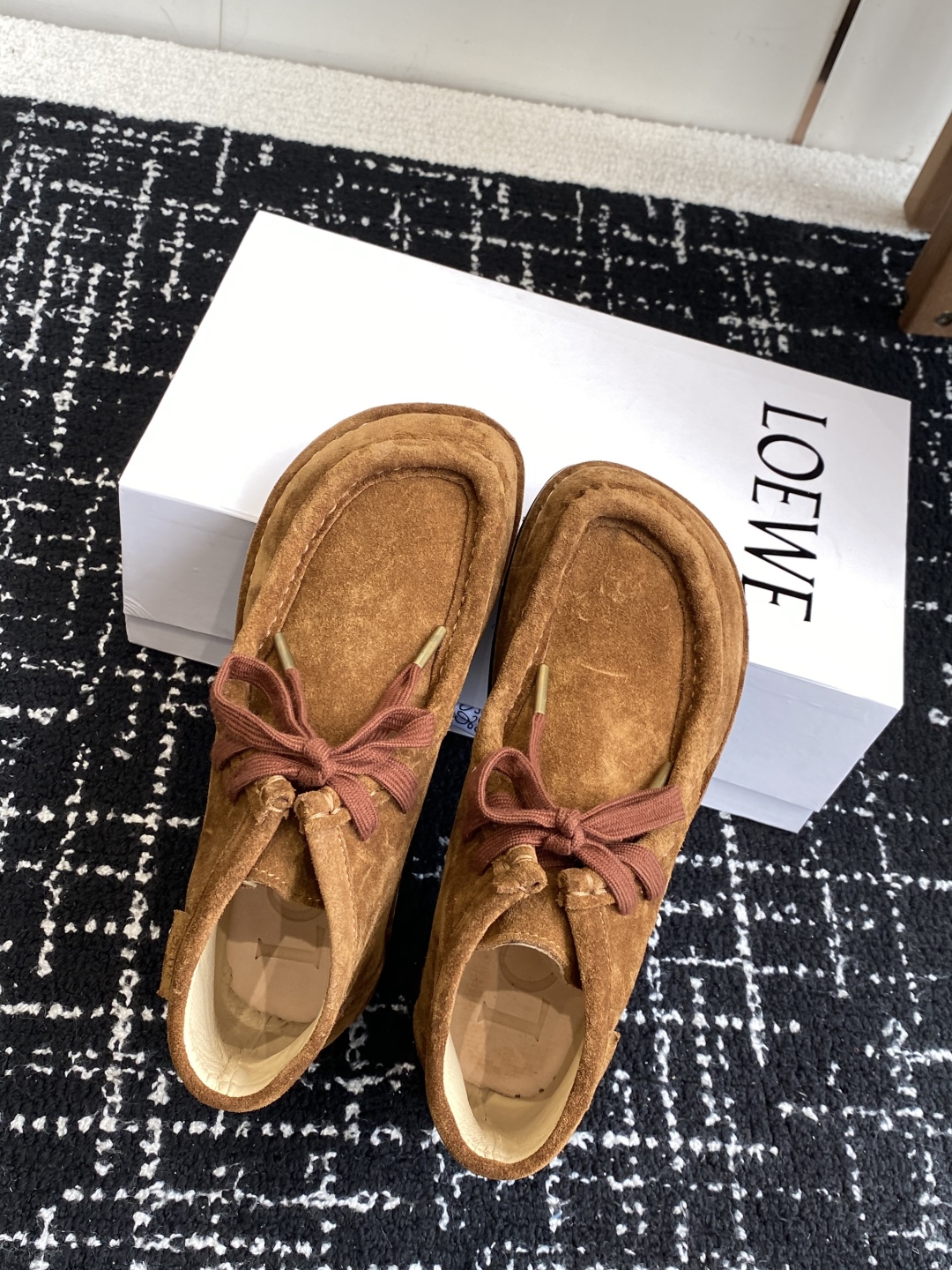 LOEWE 罗意威 25秋冬新款乐福鞋 短靴 新品 实力来袭 
圆头圆脑的鞋头可可爱爱 一鞋两穿 后跟可