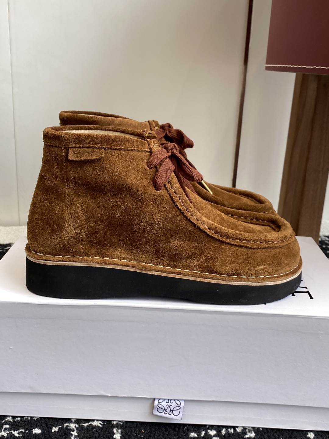 LOEWE 罗意威 25秋冬新款乐福鞋 短靴 新品 实力来袭 
圆头圆脑的鞋头可可爱爱 一鞋两穿 后跟可