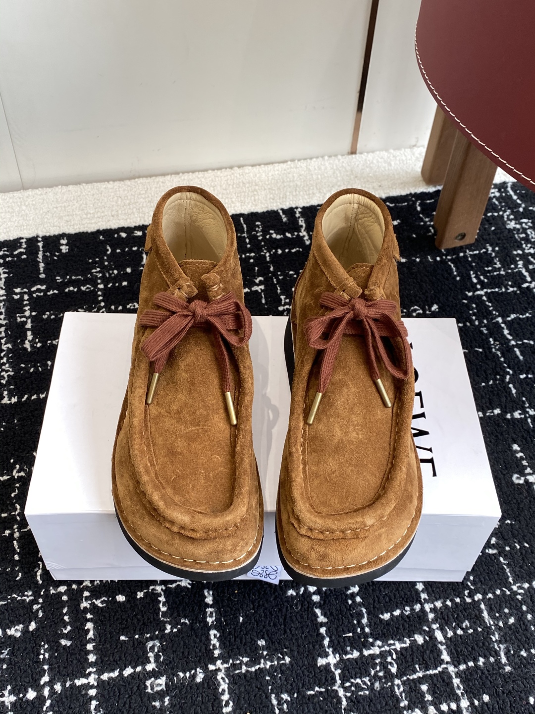 LOEWE 罗意威 25秋冬新款乐福鞋 短靴 新品 实力来袭 
圆头圆脑的鞋头可可爱爱 一鞋两穿 后跟可