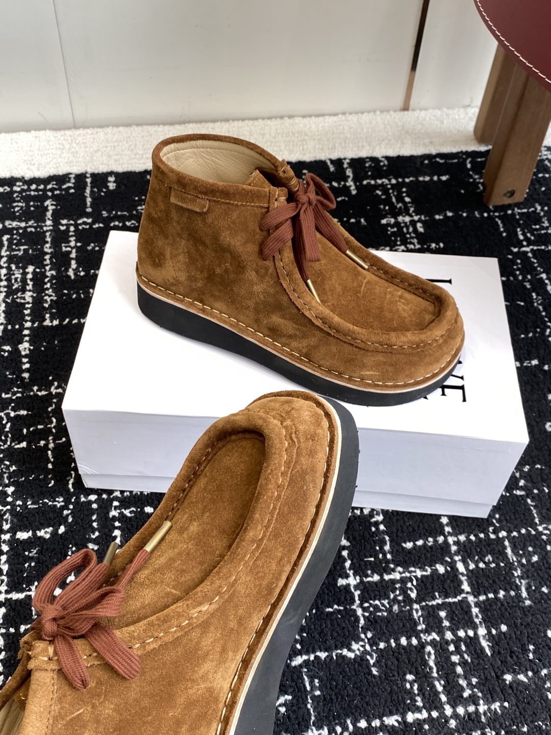 LOEWE 罗意威 25秋冬新款乐福鞋 短靴 新品 实力来袭 
圆头圆脑的鞋头可可爱爱 一鞋两穿 后跟可