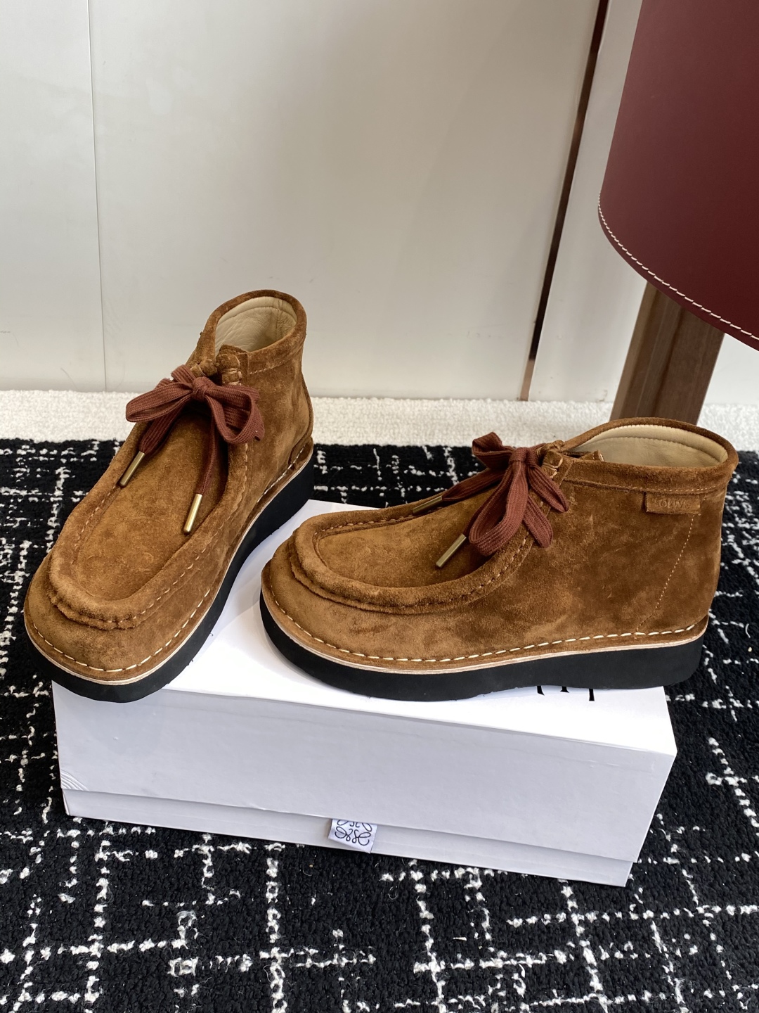 LOEWE 罗意威 25秋冬新款乐福鞋 短靴 新品 实力来袭 
圆头圆脑的鞋头可可爱爱 一鞋两穿 后跟可